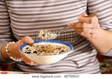 Vrouw handen met Muesli