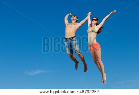 幸福的年轻情侣在海滩享受的肖像