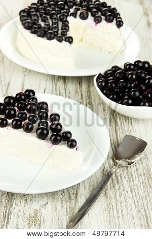 Tvarohový koláč s čerstvým ovocem na bílém štítku na dřevěný stůl closeup