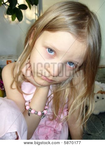Yeux grands ouverts d'un enfant
