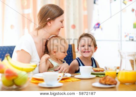 Famiglia colazione