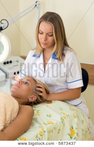 Frau in der Kosmetik-salon
