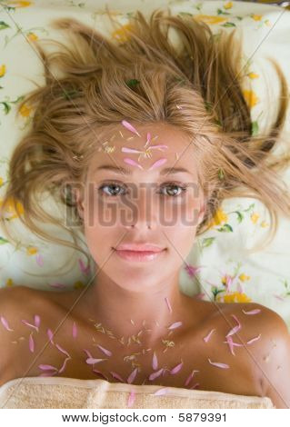 Frau in der Kosmetik-salon