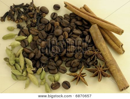 Café et épices sur un fond en bois