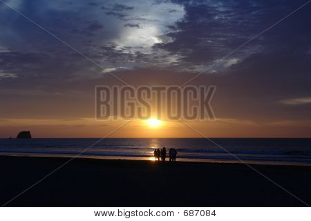 태평양 바다에 일몰입니다. 에콰도르