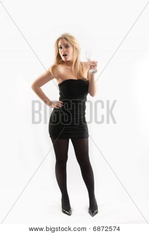 Sexy dziewczyna w czarnej sukni, trzymając kieliszek szampana.