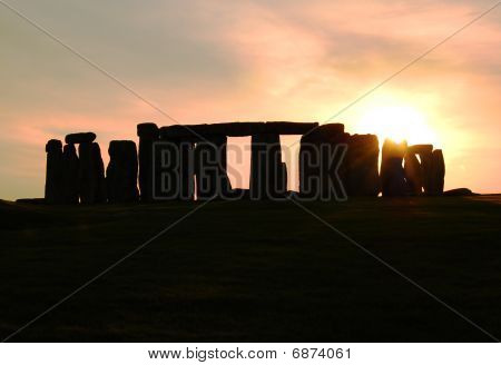 Silhuet af Stonehenge ved solnedgang