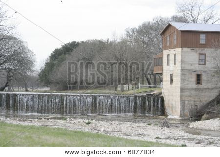 antigo moinho com Cachoeira