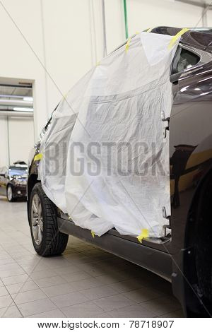 The image of car stand under repair in body shop 