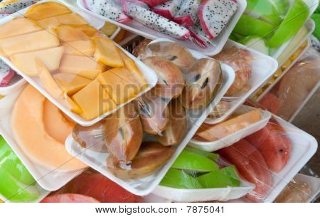 Frutas tropicales en el embalaje