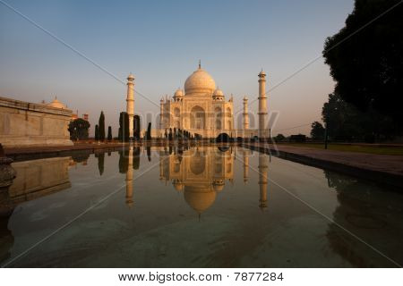 Egyedi oldalán kút tükre üres Taj Mahal napkeltekor