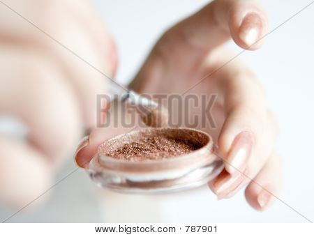 Fard à paupières beige en mains