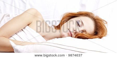 ผู้หญิงนอนใน Whitelying ในนอน