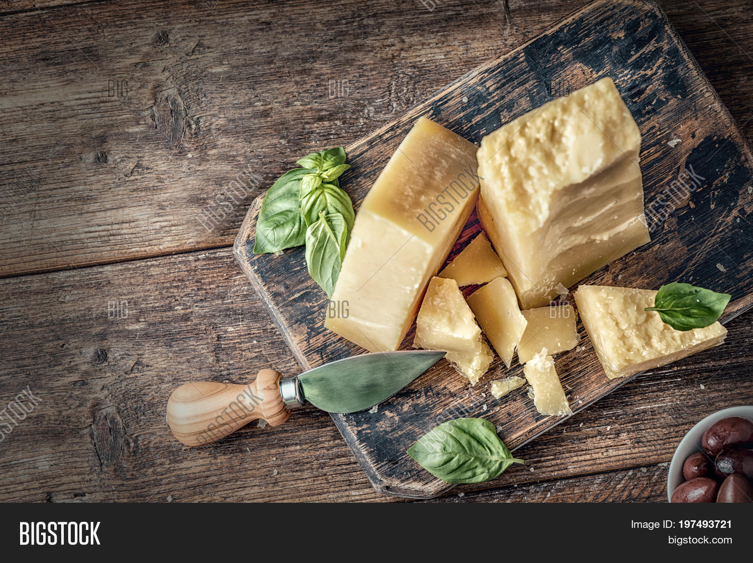 сочетание вина и сыра. сочетание вин и сыров. пармезан с чем сочетается. сыры сверху. сырная тарелка с камамбером.