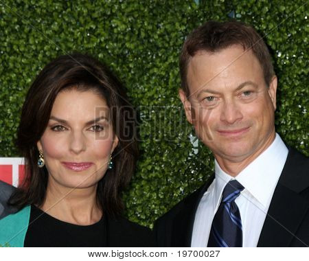 LOS ANGELES - 28 JUL: Sela Ward & Gary Sinise arrivano alla stampa estate 2010 CBS, CW, Showtime
