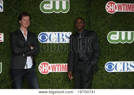 LOS ANGELES - JUL 28: Jonathan Mangum & Wayne Brady megérkezik a CBS nyári Press Tour Party-t