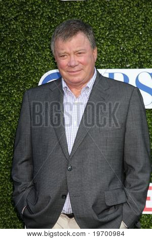 LOS ANGELES - JUL 28: William Shatner anländer till 2010 CBS, CW, Showtime sommaren på turné P