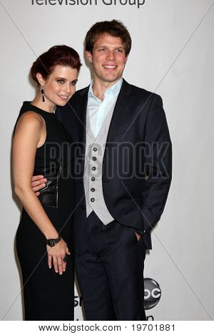 LOS ANGELES - 1 สิงหาคม: Lacy Jake & การ์เซีย JoAnna arrive(s) ที่งานปาร์ตี้ 2010 ABC ร้อนกดทัวร์