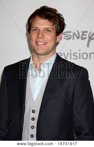 LOS ANGELES - 1 สิงหาคม: Jake Lacy arrive(s) ที่พรรคทัวร์ข่าวร้อนของ 2010 ABC ที่ Beverly Hilt