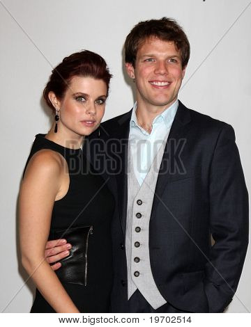 LOS ANGELES - 1 สิงหาคม: Lacy Jake & การ์เซีย JoAnna arrive(s) ที่งานปาร์ตี้ 2010 ABC ร้อนกดทัวร์