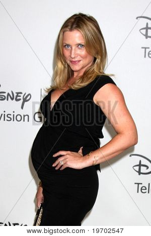 LOS ANGELES - 1 Ağustos: 2010 ABC yaz basın turu parti Beverl, Jessica Capshaw arrive(s)