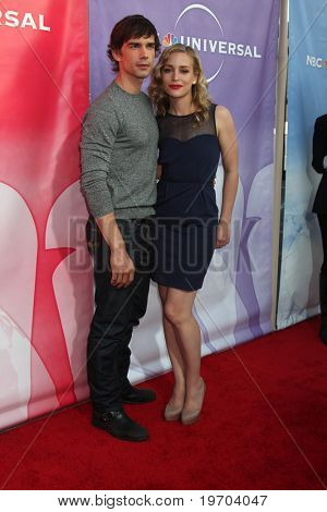 Los Angeles jul 30: Christopher Gorham & Piper Perabo arrive(s) im Sommer 2010-Nbc-Presse-Tour