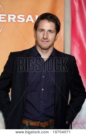 LOS ANGELES - 30 lipca: Sam Jaeger arrive(s) w stronę Tour 2010 NBC Summer Press w Beverly Hilto