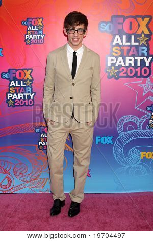 LOS ANGELES - 2 agosto: Kevin McHale arriva al 2010 FOX Summer Press Tour Party presso Pacific P