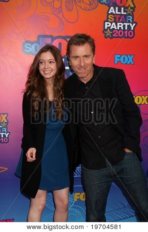 LOS ANGELES - 2 agosto: Hayey McFarland & Tim Roth arriva al 2010 FOX Summer Press Tour partito un