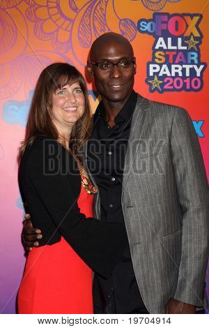 LOS ANGELES - 2 agosto: Lance Reddick arriva al 2010 FOX Summer Press Tour Party al Pacifico 