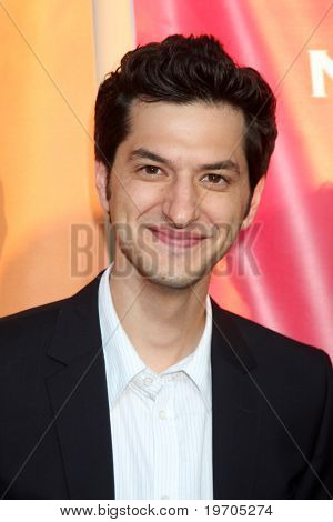 LOS ANGELES - 30 jul: Ben Schwartz มาถึงที่บริษัททัวร์ข่าวร้อนปลอดของ 2010 ที่ Beverly Hilto