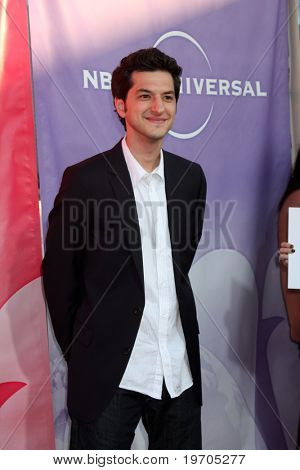 LOS ANGELES - 30 jul: Ben Schwartz มาถึงที่บริษัททัวร์ข่าวร้อนปลอดของ 2010 ที่ Beverly Hilto