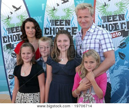 LOS ANGELES - 8 agosto: Gordan Ramsey & famiglia arriva al Teen Choice Awards 2010 a Gibson Ampi
