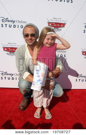 LOS ANGELES - 11 aug: โจเซฟ Lawrence และลูกสาว Charli Lawrence มา Celebrat ดิสนีย์/พิกซาร์
