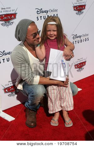 LOS ANGELES - 11 aug: โจเซฟ Lawrence และลูกสาว Charli Lawrence มา Celebrat ดิสนีย์/พิกซาร์