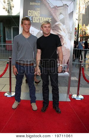 LOS ANGELES - AUG 23: Rick Schröder & syn Luke přijede v Los Angeles před 