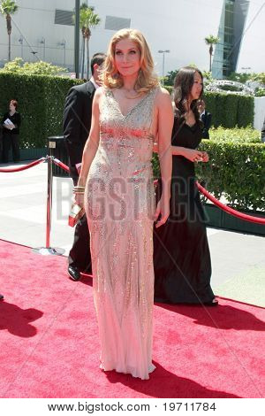 LOS ANGELES - 21 aug: Elizabeth Mitchell มาถึงที่ 2010 สร้างสรรค์ Primetime เอ็มมีรางวัลที่ Noki