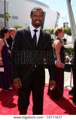 LOS ANGELES - AUG 21: Esajas Mustafa ankommer i 2010 kreative Primetime Emmy Awards på Nokia T