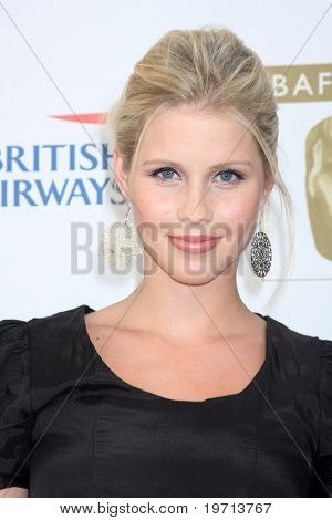 LOS ANGELES - 27 sierpnia: Clare Holt przybywa w 2010 BAFTA Emmy herbaty w Century Plaza Hotel na Przedłużamy