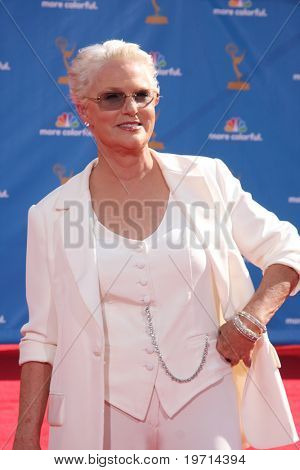  LOS ANGELES - 29 de AUG: Sharon Gless llega a los premios Emmy de 2010 en el Teatro Nokia en LA Live en 
