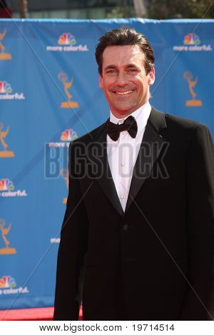 LOS ANGELES - 29 août: Jon Hamm arrive aux Emmy Awards 2010 au Nokia Theater à LA Live sur Augus