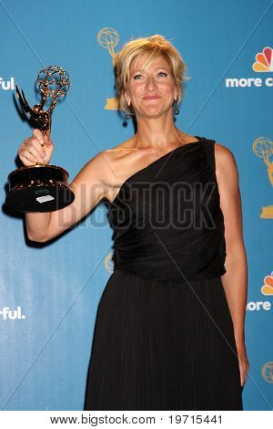  LOS ANGELES - 29.08.2009: Edie Falco im Pressesaal 2010 vergibt Emmy im Nokia Theater im LA 