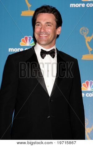  LOS ANGELES - 29 août: Jon Hamm dans la salle de presse à la 2010 Emmy Awards au Nokia Theater à LA Li