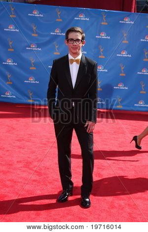  LOS ANGELES - 29 agosto: Kevin McHale arriva al 2010 Emmy Awards al Nokia Theater presso LA Live su 