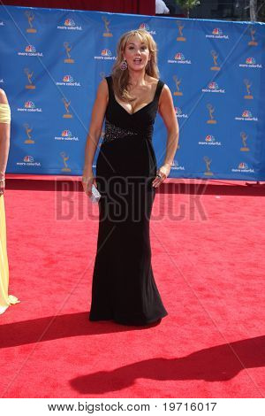  LOS ANGELES - AUG 29: Megyn cenu přichází na Emmy Awards 2010 v Nokia Theatre v LA Live na A
