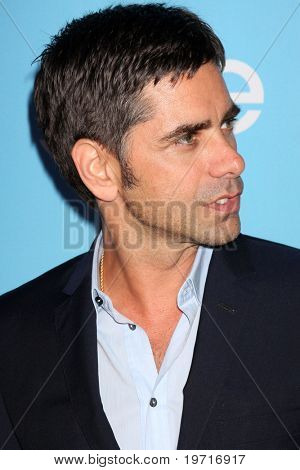 LOS ANGELES - SEP 7: John Stamos přijíždí na GLEE Premiere Screening & Party - sezóna 2 na Param