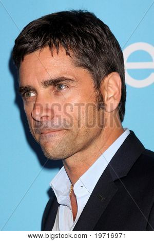 LOS ANGELES - SEP 7: John Stamos přijíždí na GLEE Premiere Screening & Party - sezóna 2 na Param