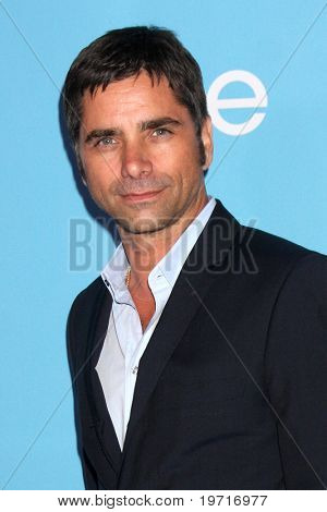 LOS ANGELES - SEP 7: John Stamos přijíždí na GLEE Premiere Screening & Party - sezóna 2 na Param