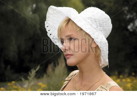 Femme blonde dans un chapeau blanc
