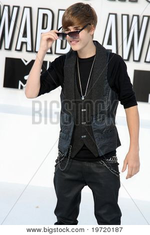 LOS ANGELES - SEP 12: Justin Bieber přijede na 2010 MTV Video Music Awards na Nokia - LA Live 